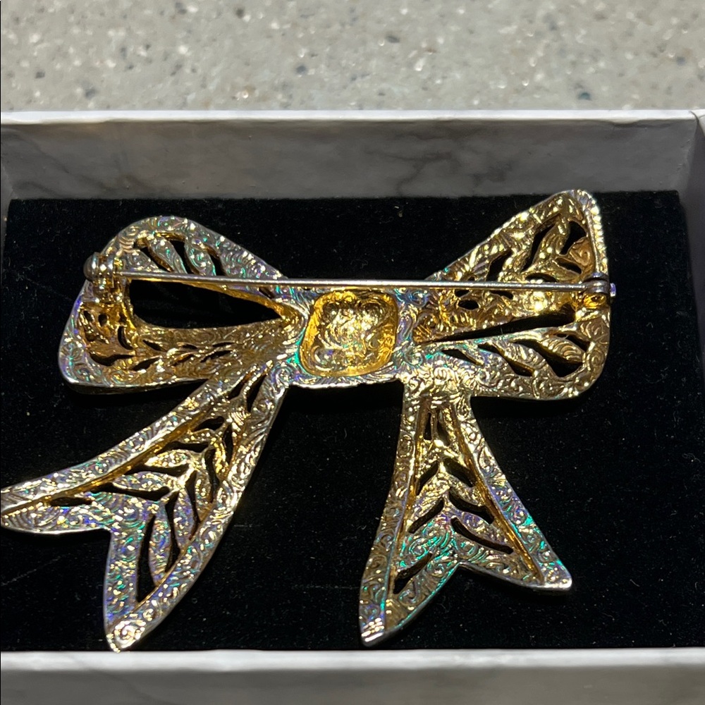 4/$20 Gold Bow Brooch - Picture 2 of 3